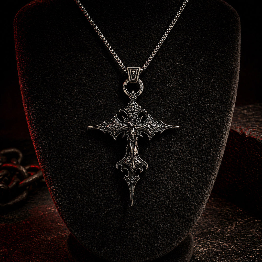 Collar con cruz gotica