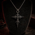 Collar con cruz gotica