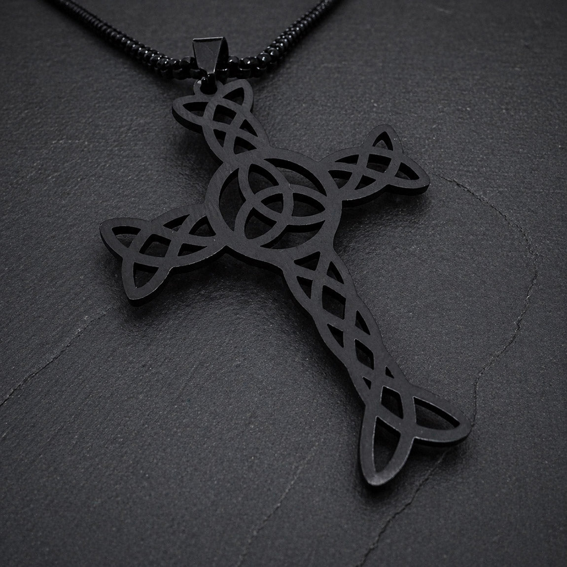 Collar con dije de cruz con nudos celta