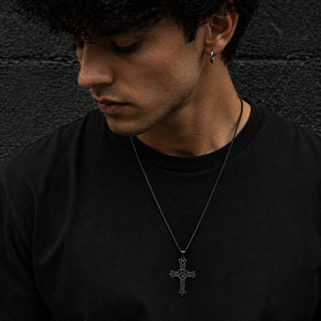 Collar con dije de cruz con nudos celta