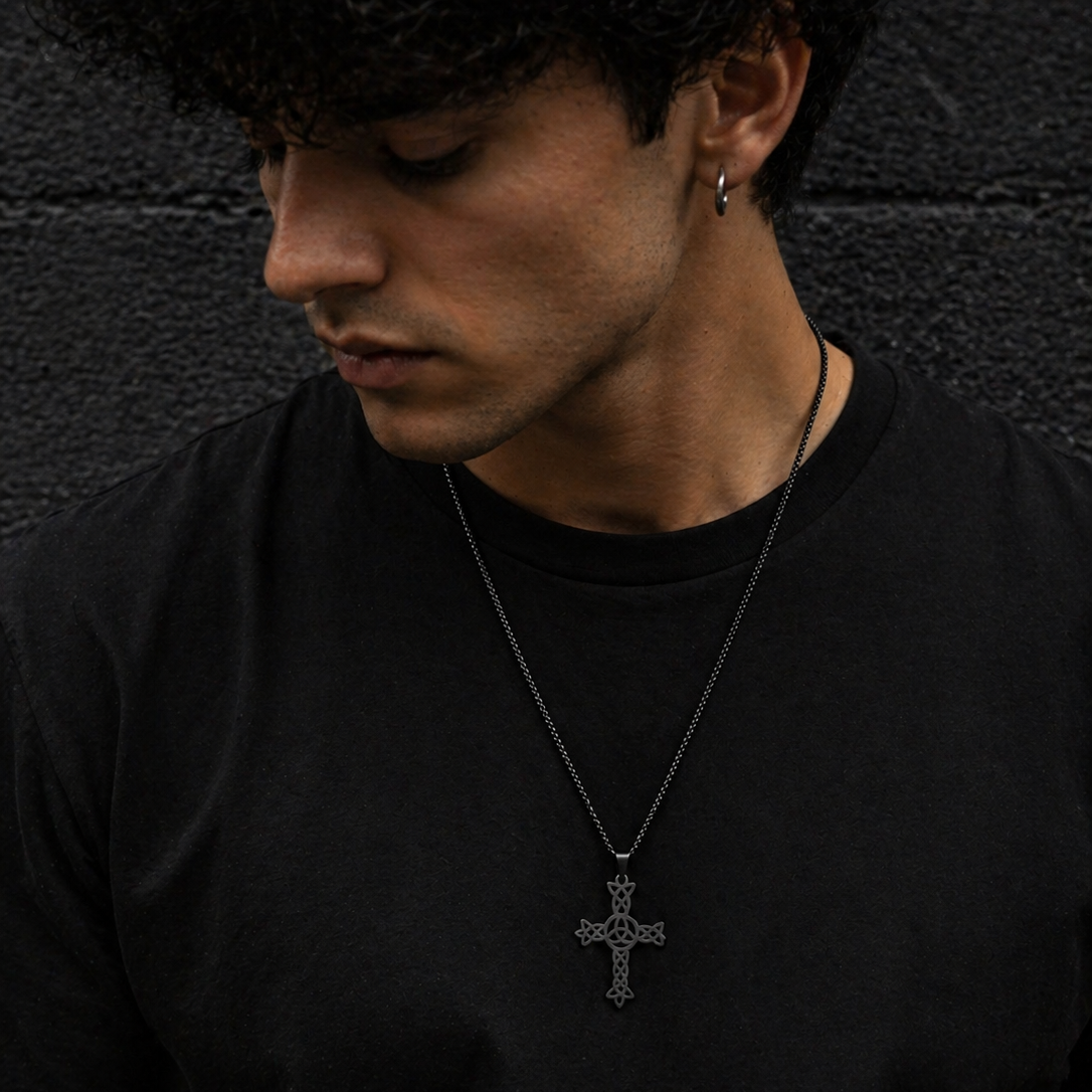 Collar con dije de cruz con nudos celta